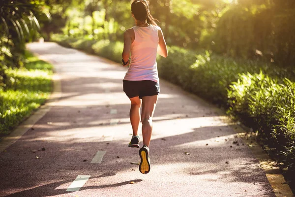 Vrouwelijke Hardloper Zomerparkparcours Gezonde Fitness Vrouw Joggen Buiten — Stockfoto