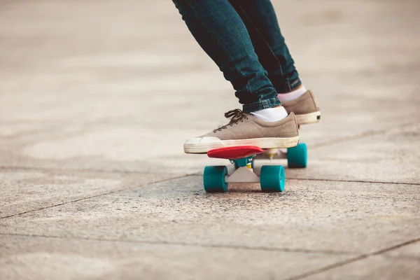 Πόδια Skateboarder Σκέιτμπορντ Στην Πόλη — Φωτογραφία Αρχείου