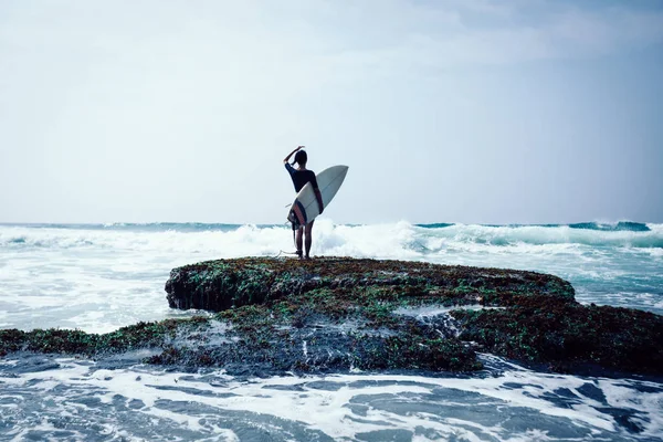 Surfista Mulher Com Prancha Vai Surfar — Fotografia de Stock