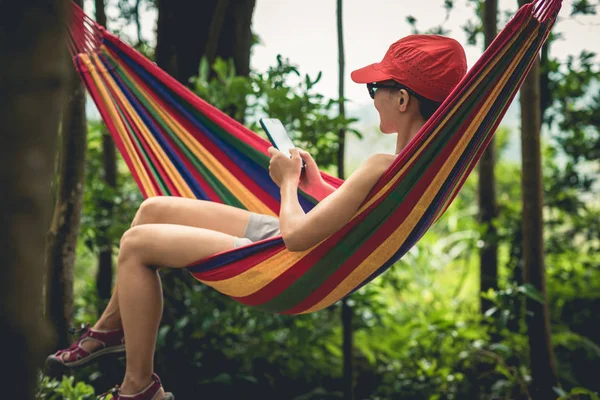 Ontspannen Hangmat Met Smartphone Tropisch Regenwoud — Stockfoto
