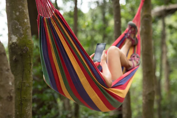 Ontspannen Hangmat Met Smartphone Tropisch Regenwoud — Stockfoto