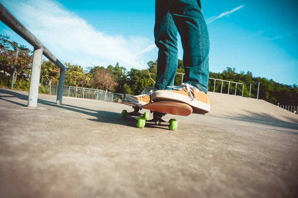 Skateboarder Skateboarden Bij Skatepark Ramp City — Stockfoto