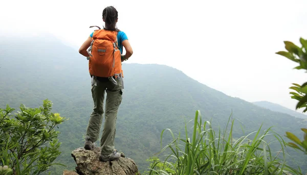 Junge Wanderin Genießt Aussicht Auf Berggipfel — Stockfoto