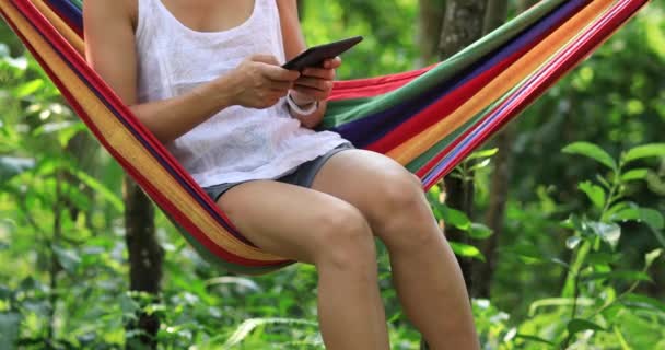 Жінка Відпочиває Гамаку Смартфоном Тропічних Тропічних Лісах — стокове відео