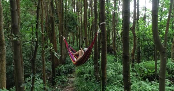 ハンモックでリラックスし 熱帯雨林の写真を撮る旅行者 — ストック動画