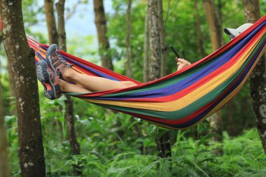 Tropikal yağmur ormanlarında akıllı telefon ile hamakta dinlendirici