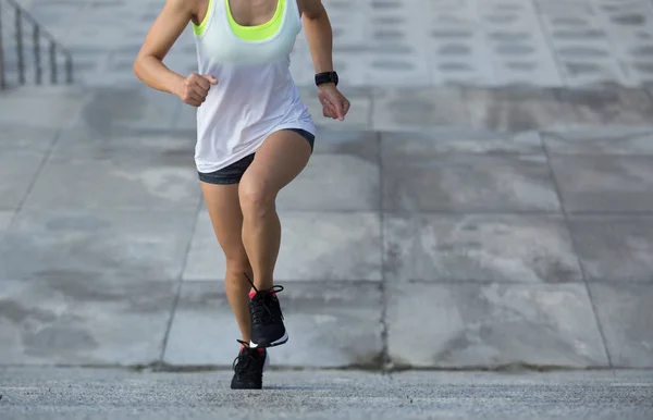 Joven Fitness Deportes Mujer Corriendo Arriba Piedra Escaleras —  Fotos de Stock