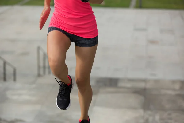 Jovem Fitness Mulher Esportes Correndo Andar Cima Escadas Pedra — Fotografia de Stock