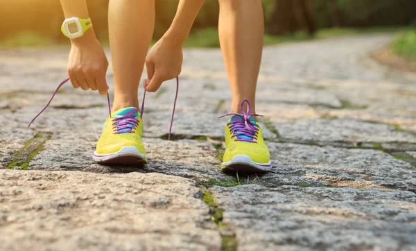 Jonge Vrouw Trail Runner Schoenveters Koppelverkoop Bos — Stockfoto