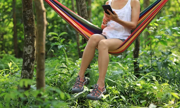 Rilassarsi Amaca Con Smartphone Nella Foresta Pluviale Tropicale — Foto Stock