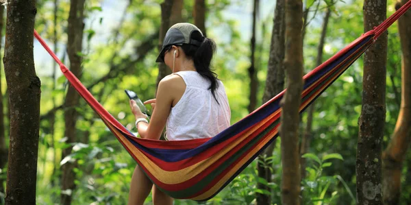 Tropikal Yağmur Ormanlarında Akıllı Telefon Ile Hamakta Dinlendirici — Stok fotoğraf