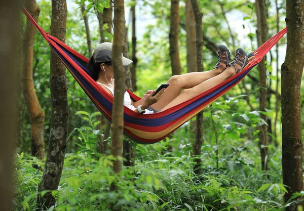 Relaks Hamaku Smartfonem Tropikalnym Lesie Deszczowym — Zdjęcie stockowe