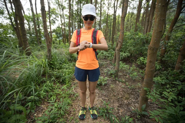 Mulher Asiática Ultramarathon Corredor Definir Relógio Esportes Antes Correr Trilha — Fotografia de Stock