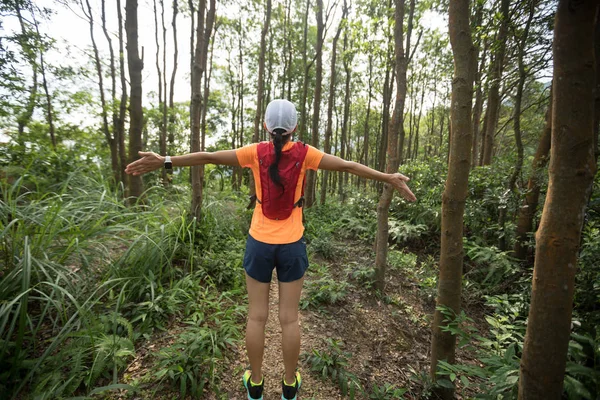 Ultramarathon Runner Cheering Tropical Rainforest — Stock Photo, Image