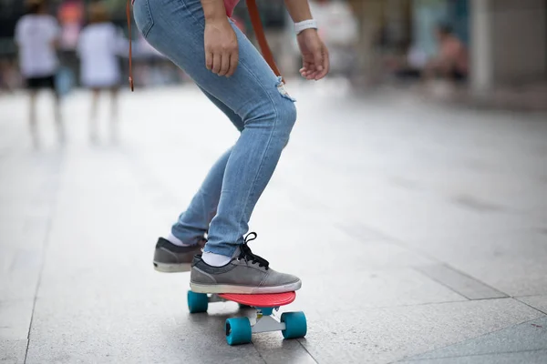 在城市滑板滑板腿 — 图库照片