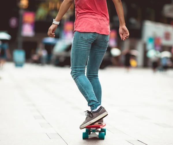 Skateboardista Nohy Skateboardingu City — Stock fotografie