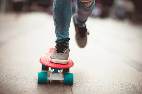 Skater Nogi Skateboarding Mieście — Zdjęcie stockowe