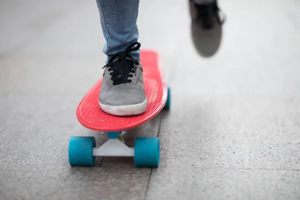 Skater Nogi Skateboarding Mieście — Zdjęcie stockowe