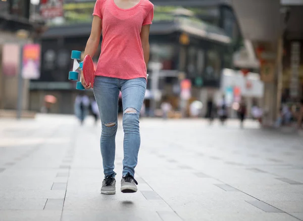 Vrouw Wandelen Met Skateboard Hand Stad — Stockfoto