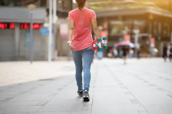 Femme Skateboarder Marche Avec Skateboard Dans Main Ville — Photo