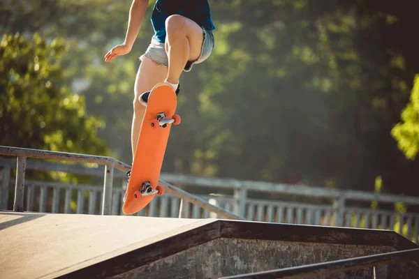 Skateboarder Skateboardingu Venkovním Skateparku — Stock fotografie