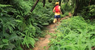 Tropik yağmur ormanları parkurunda koşan kadın ultra maraton koşucusu