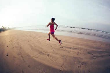 Plajda çalışan sportif fitness kadın koşucu