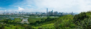 Hong Kong ve Shenzhen, Çin siluetleri arasında balık havuzları ile kırsal yeşil alanların Panorama görünümü
