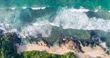 Aqua mavi deniz suyu ile güneşli tropik cennet adada Hint okyanusunun havadan drone görünümü