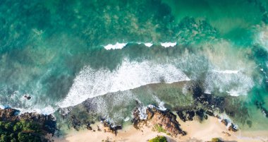 Aqua mavi deniz suyu ile güneşli tropik cennet adada Hint okyanusunun havadan drone görünümü