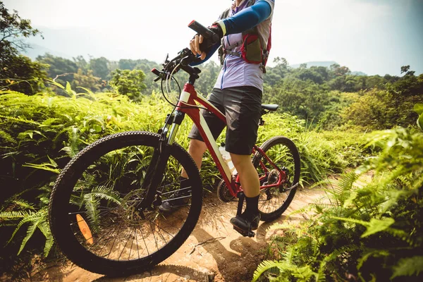 Cross Country Biking Vrouw Fietser Paardrijden Mountainbike Tropisch Regenwoud Trail — Stockfoto