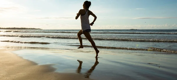 Fitness Corridore Donna Esecuzione Sulla Spiaggia Alba — Foto Stock
