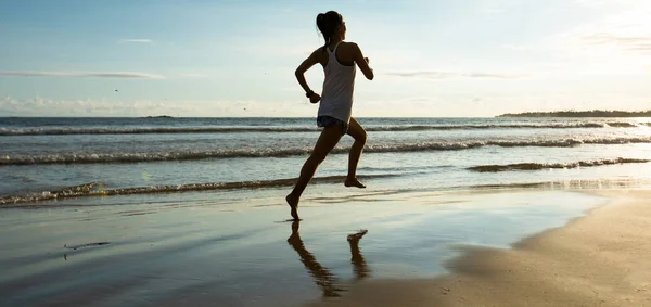 Fitness Mulher Corredor Correndo Praia Nascer Sol — Fotografia de Stock