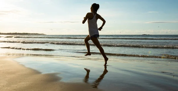 Fitness Corridore Donna Esecuzione Sulla Spiaggia Alba — Foto Stock