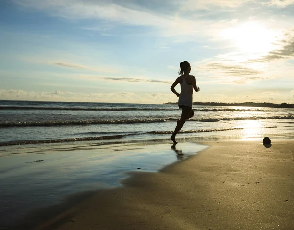 Fitness Mulher Corredor Correndo Praia Nascer Sol — Fotografia de Stock