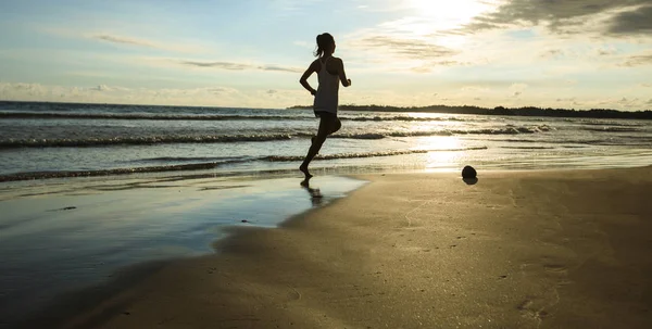 Fitness Futó Futó Napkelte Strandon — Stock Fotó