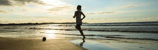 Fitness Mulher Corredor Correndo Praia Nascer Sol — Fotografia de Stock