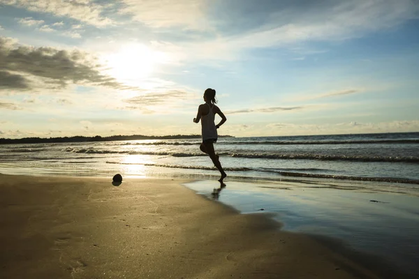 Fitness Mulher Corredor Correndo Praia Nascer Sol — Fotografia de Stock