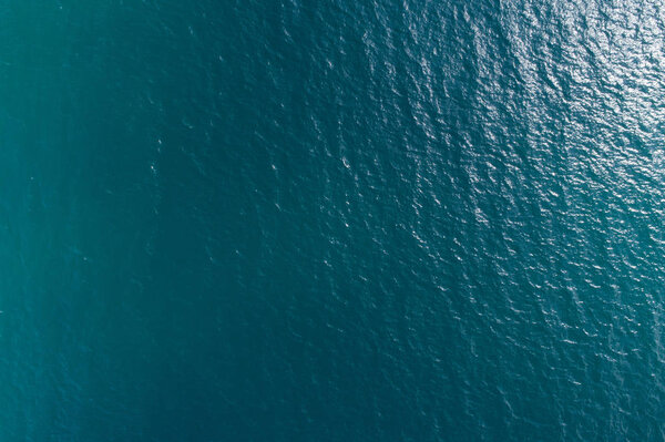 Вид с воздуха на таинственную поверхность морских волн

