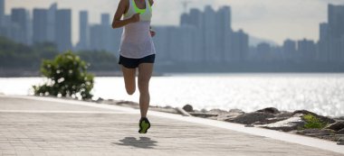 Güneşli sahilde maraton için eğitim çalışan Fitness sporcusu