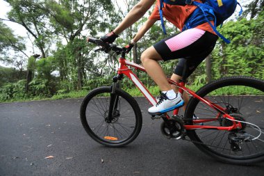 Tropikal yağmur ormanları parkurunda dağ bisikletine binen kadın bisikletçi