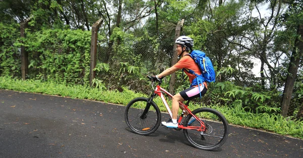 Woman Cyclist Riding Mountain Bike Tropical Rainforest Trail — Stock Photo, Image