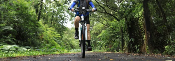 Γυναίκα Ποδηλάτης Ιππασία Ποδήλατο Βουνού Τροπικό Δάσος Μονοπάτι — Φωτογραφία Αρχείου