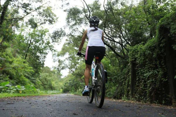 Kobieta Rowerzysta Jazda Rowerze Górskim Szlaku Tropikalnego Lasu Deszczowego — Zdjęcie stockowe