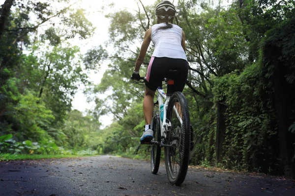 Kerékpáros Lovaglás Mountain Bike Trópusi Esőerdő Nyomvonal — Stock Fotó