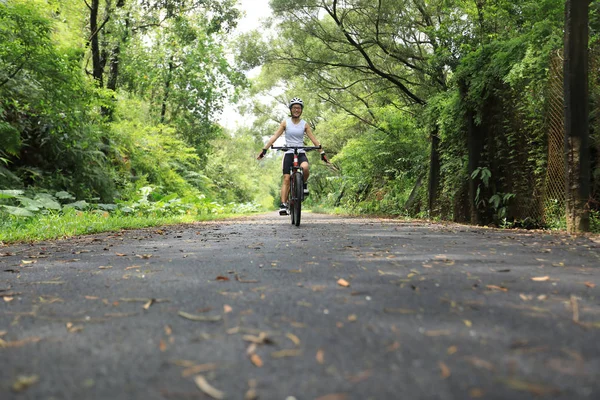 Kobieta Rowerzysta Jazda Rowerem Górskim Bez Wręczył Szlaku Tropikalnego Lasu — Zdjęcie stockowe