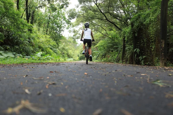 Kerékpáros Lovaglás Mountain Bike Trópusi Esőerdő Nyomvonal — Stock Fotó