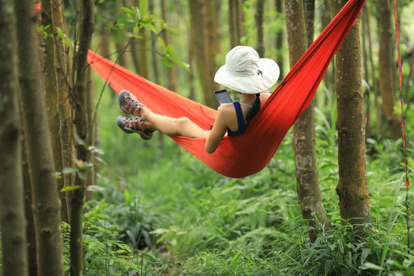Pihentető Függőágyban Okostelefon Esőerdőben — Stock Fotó