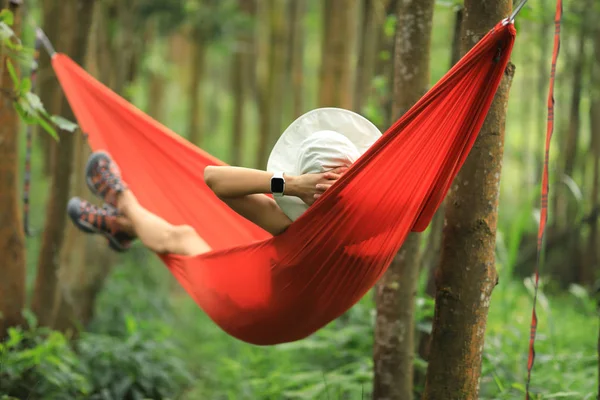 Vrouw Ontspannen Hangmat Tropisch Regenwoud — Stockfoto