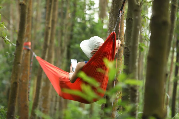 Mulher Relaxante Rede Com Smartphone Floresta Tropical — Fotografia de Stock